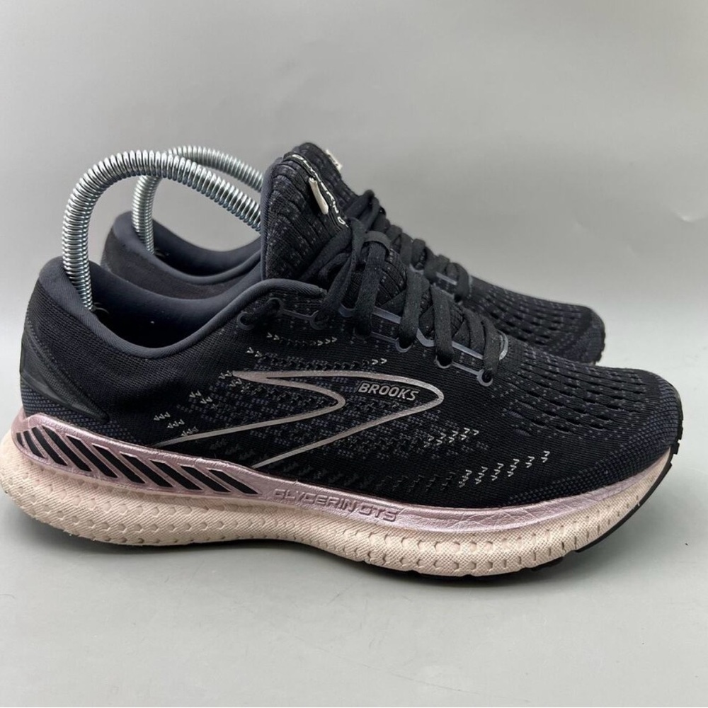Brooks Women's Black and Pink Sneakers